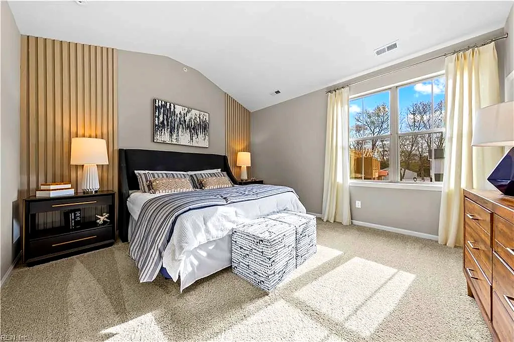 Mm Eclipse Model @ Watermark, Hampton — photo
