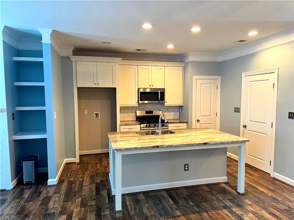 5305 Sports Club Rn #403, Suffolk — photo