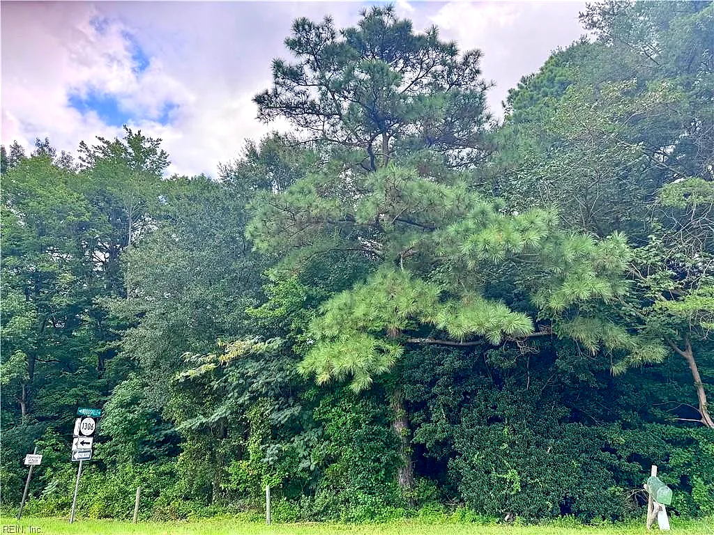 17 N George Washington Memorial Hwy, Hayes — photo
