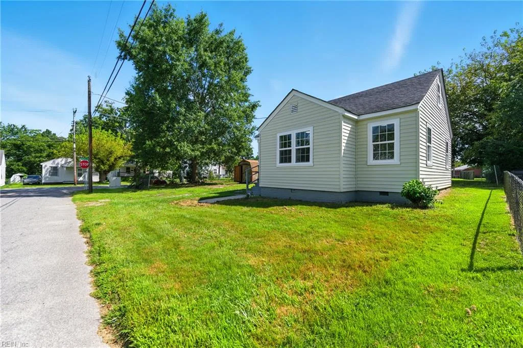 201 Brook Ave, Suffolk — photo