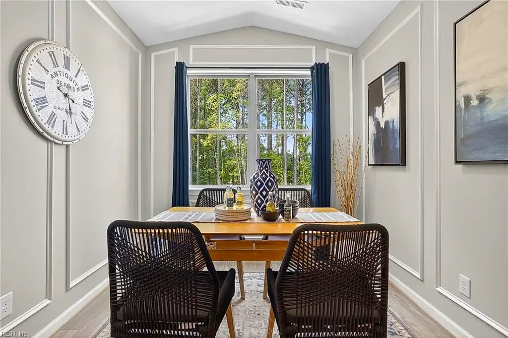 Mm Essex @ Villages At Bartlett Station, Carrollton — photo