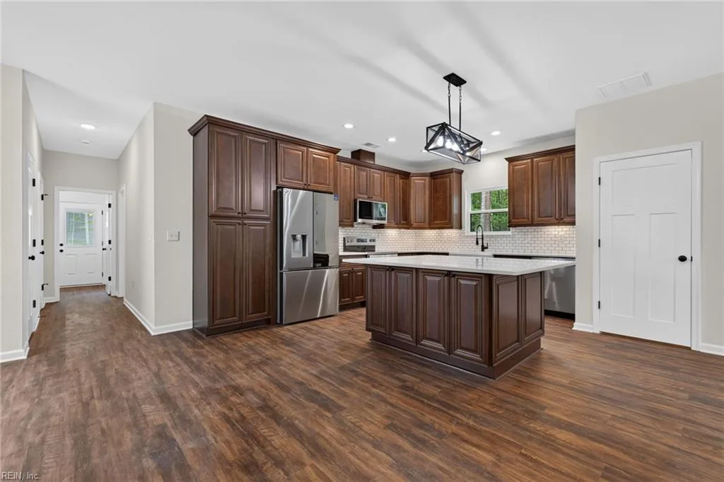 7228 Gates Rd, Suffolk — photo