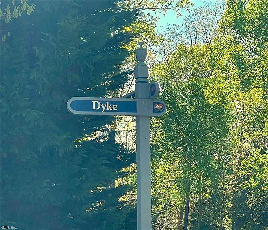 106 Dyke, Williamsburg — photo