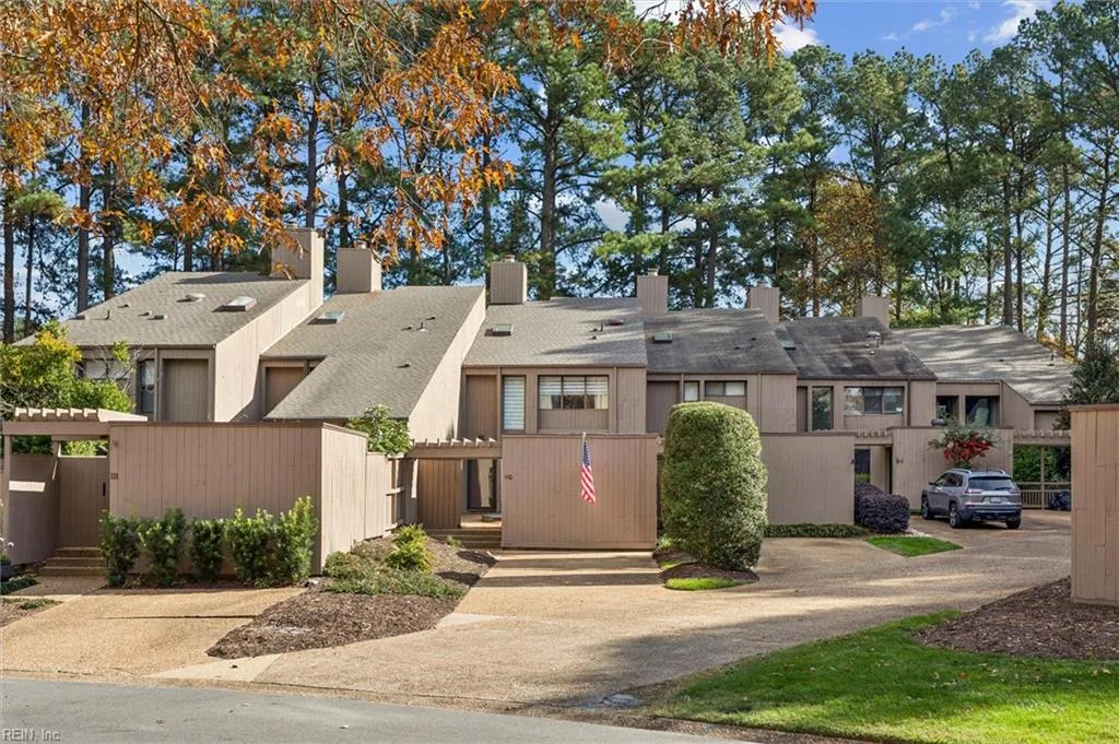 110 Harrops Gln, Williamsburg — photo