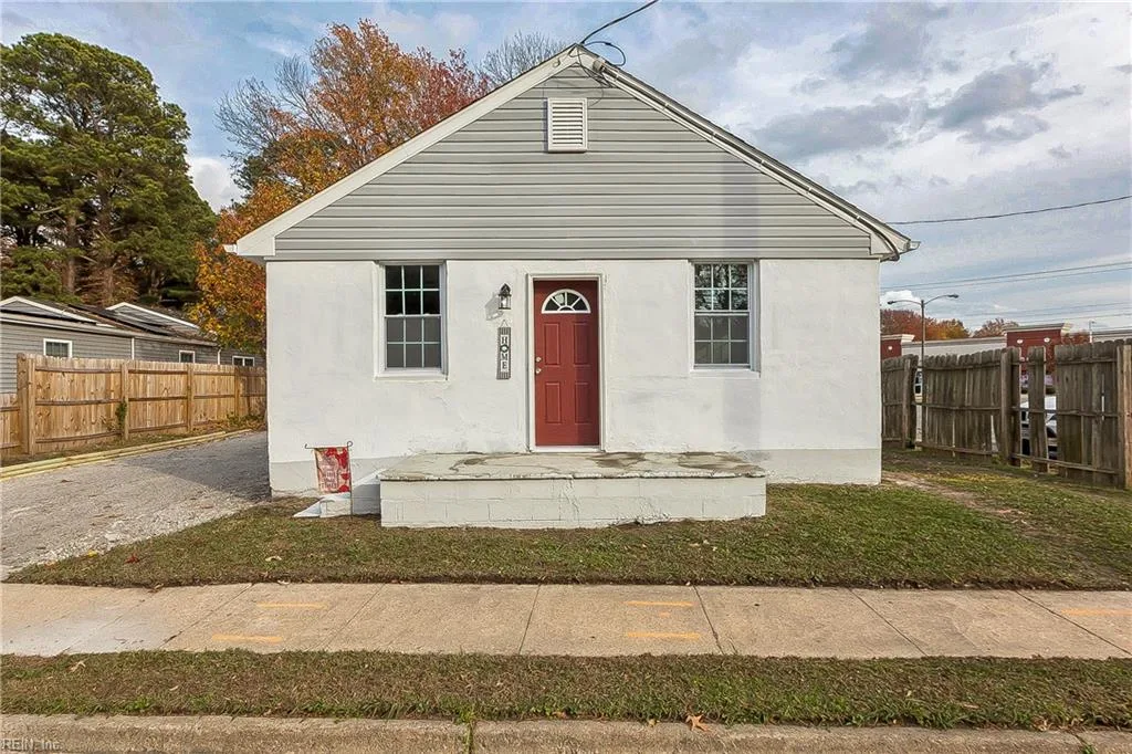 208 Woodland RD, HAMPTON VA 23669