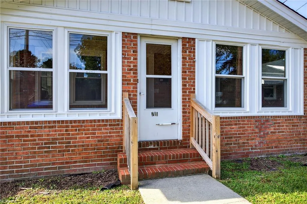 711 Brook Ave, Suffolk — photo