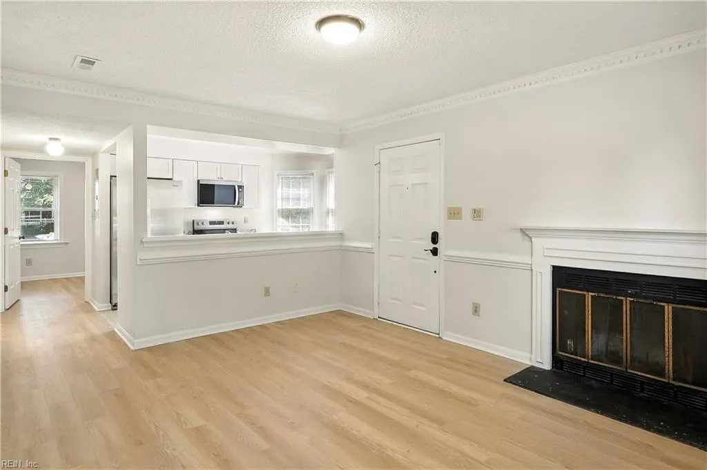 13 Academy Ln, Hampton — photo