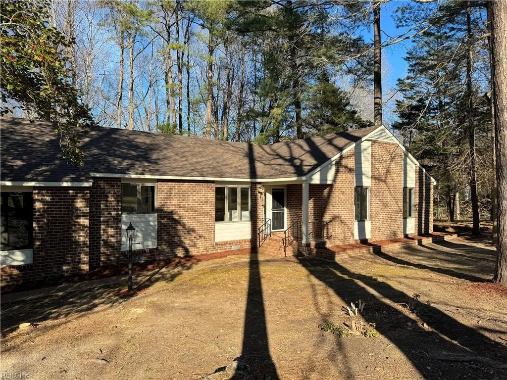220 Richard Burbydge, Williamsburg — photo