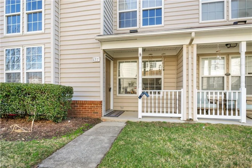 137 White Cedar Ln, Yorktown — photo