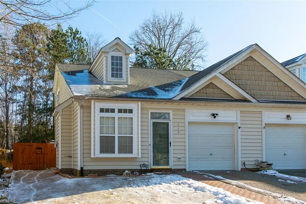 112 Kristin Ct, Yorktown — photo
