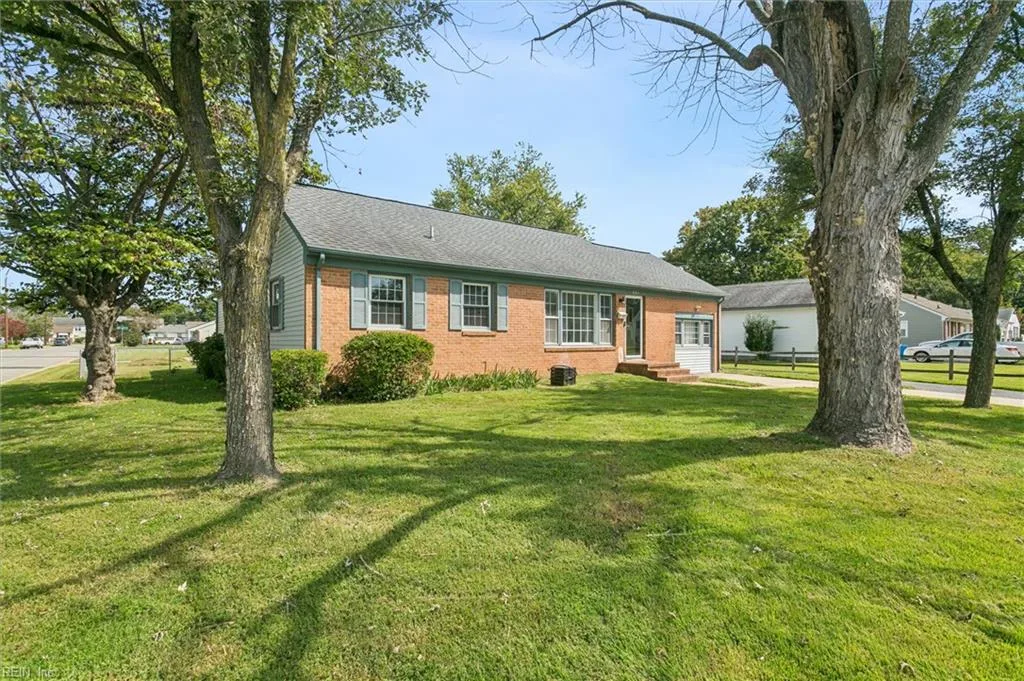 806 Carnation DR, NEWPORTNEWS VA 23608