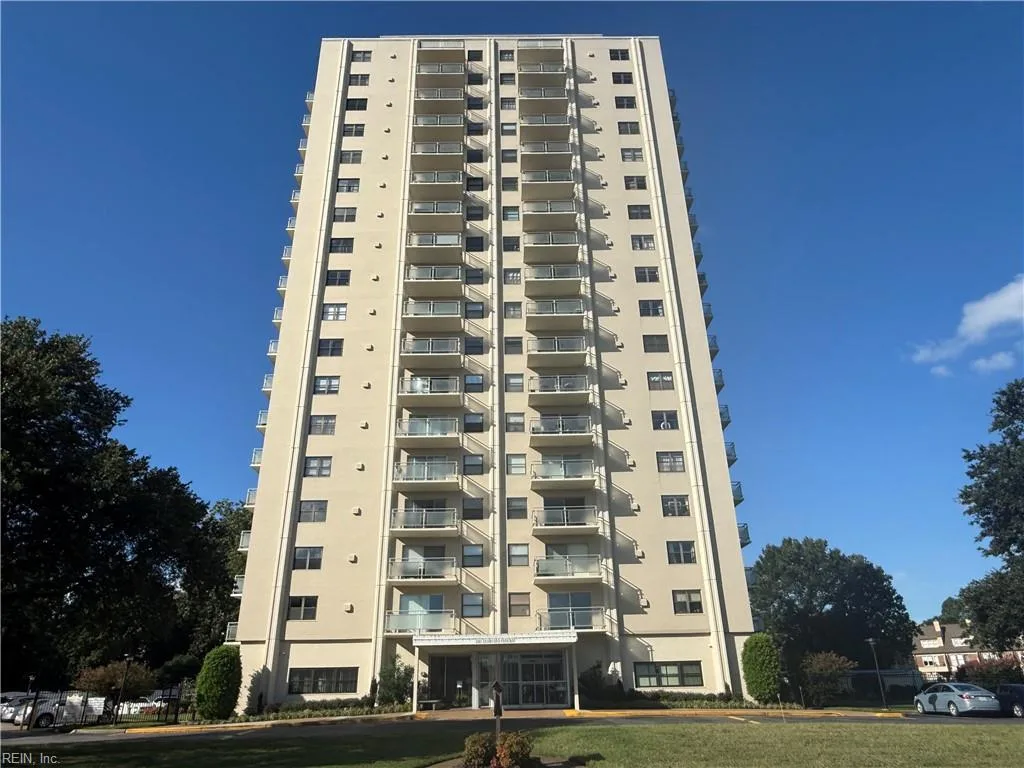 1 Crawford Pw #1702, Portsmouth — photo