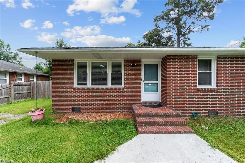 2856 Flag RD, CHESAPEAKE VA 23323