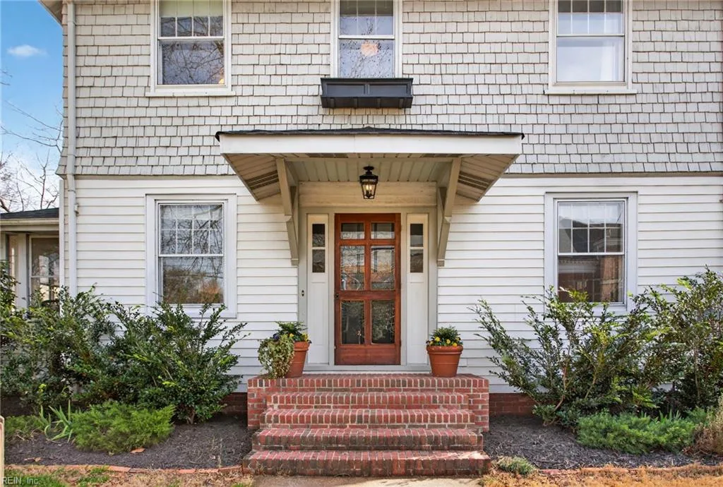 1049 Jamestown Cres, Norfolk — photo