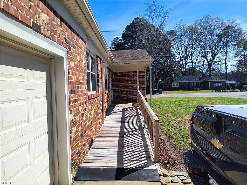 5816 Hedgerow Ln, Portsmouth — photo