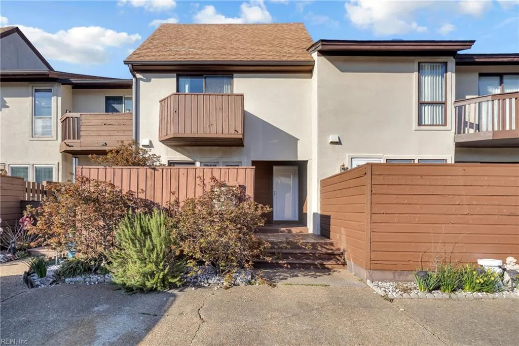 71 Waters Edge CIR, HAMPTON VA 23669