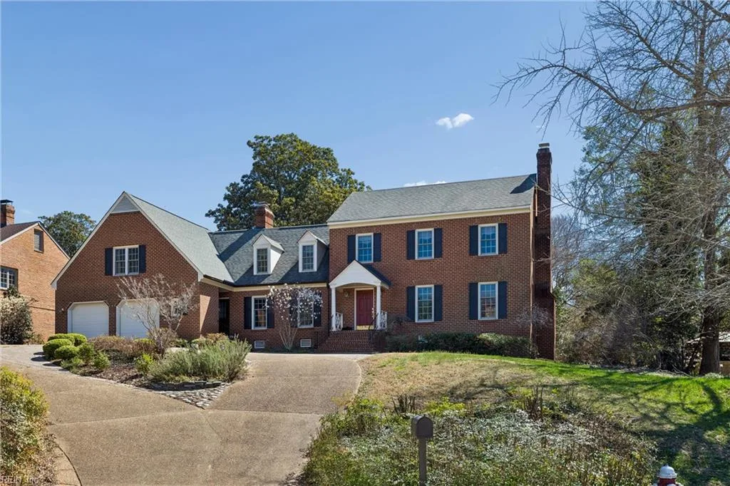 10 W Governor DR, NEWPORTNEWS VA 23602