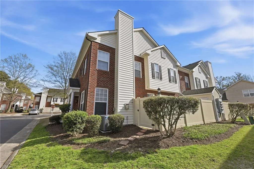 5945 Echingham Dr, Virginia Beach — photo