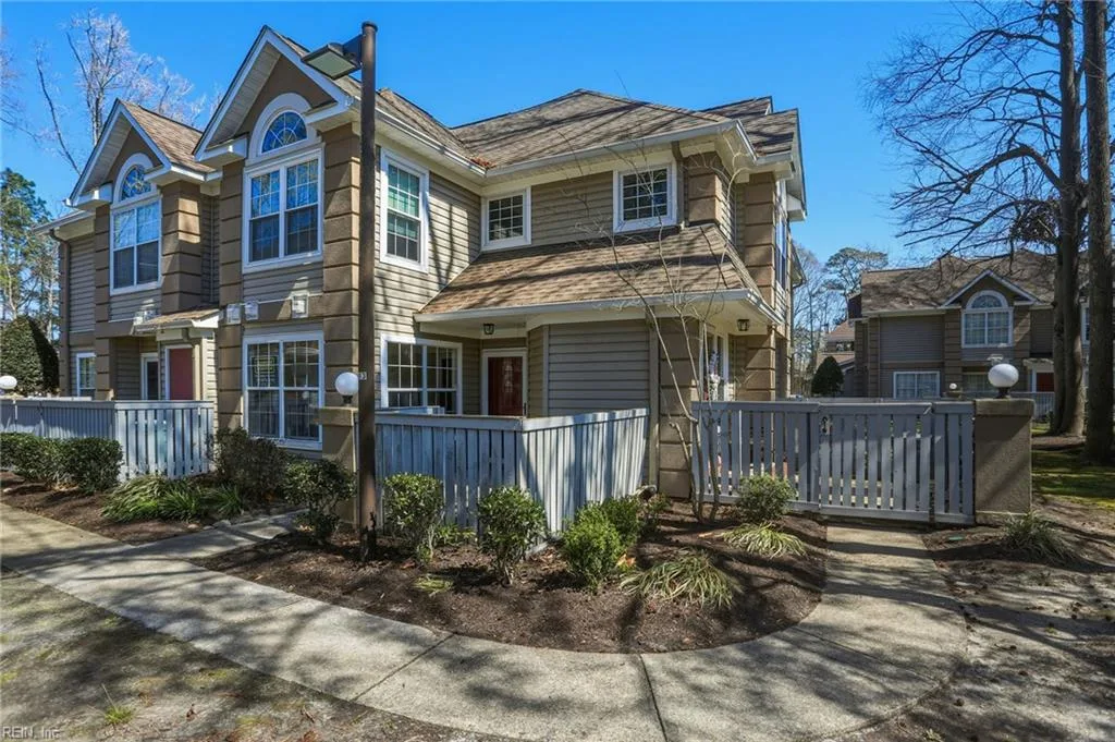 333 Gainsborough SQ, CHESAPEAKE VA 23320