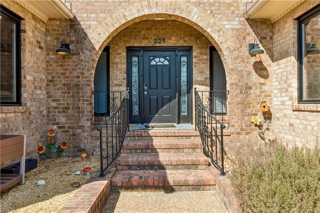 221 Woodburn DR, HAMPTON VA 23664