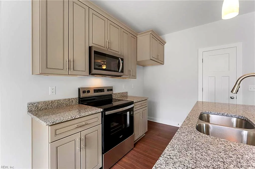 8978 Marlfield Rd, Gloucester — photo