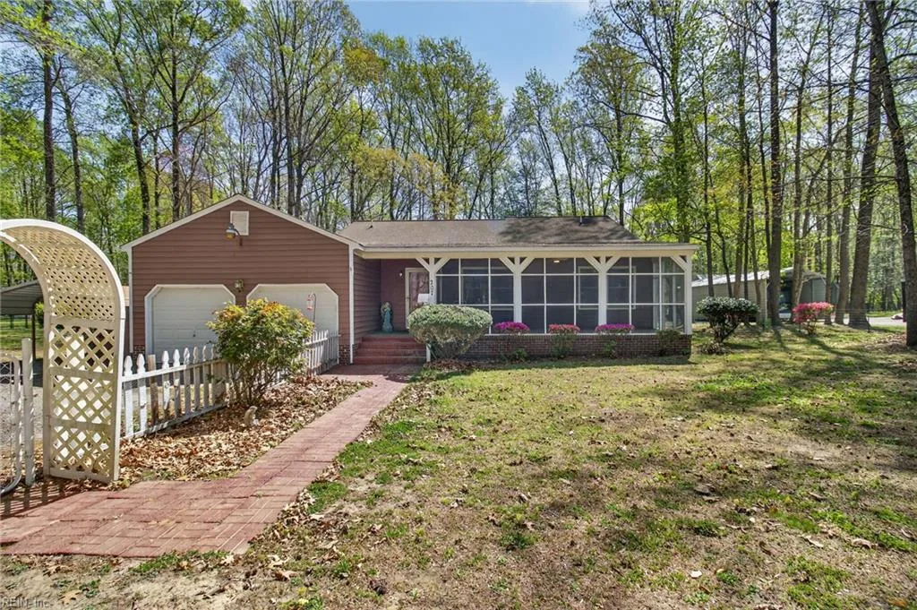 207 Oakwood Ln, Smithfield — photo