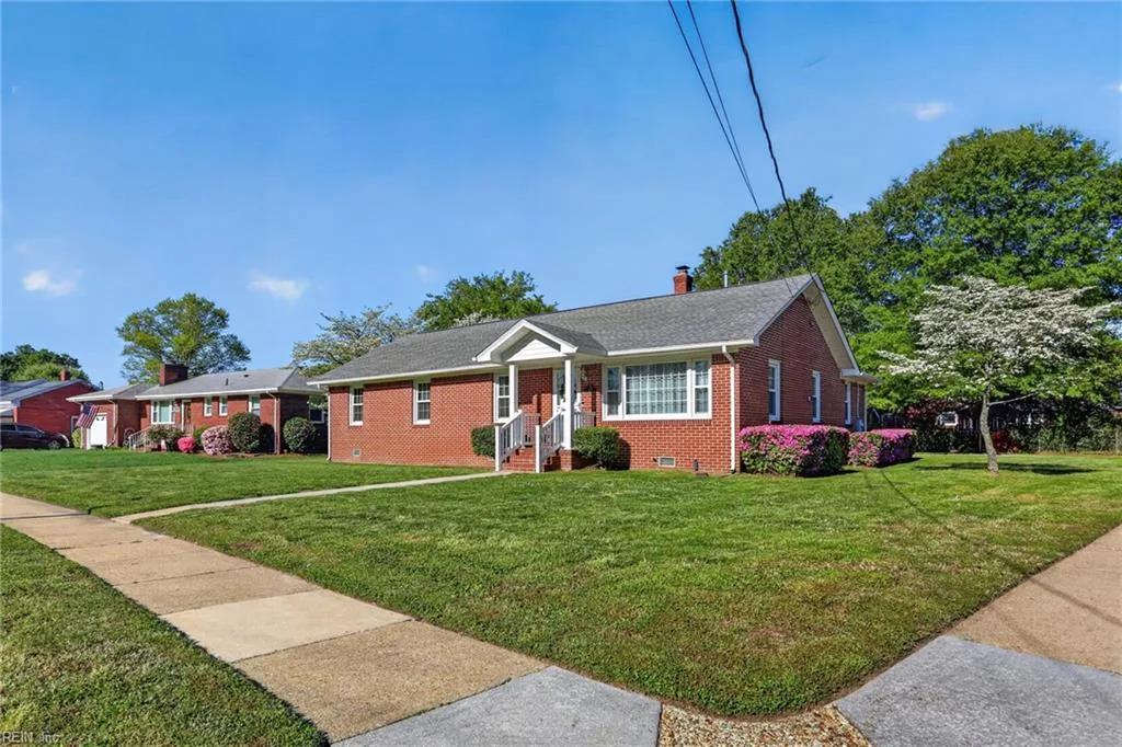 235 Mcginnis Cir E, Norfolk — photo