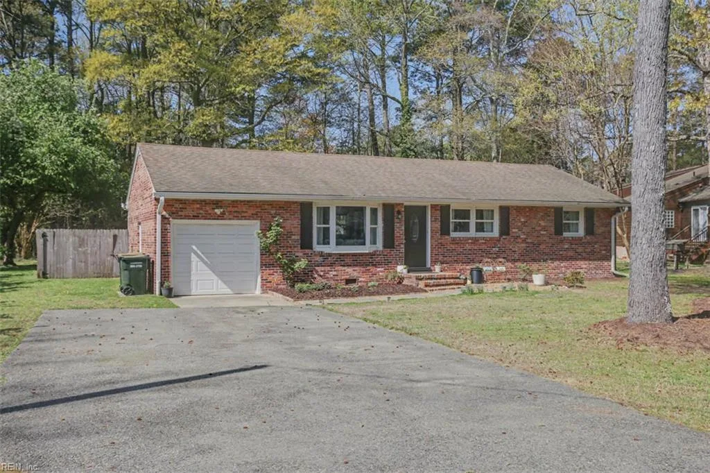205 Old Lakeside Dr, Yorktown — photo