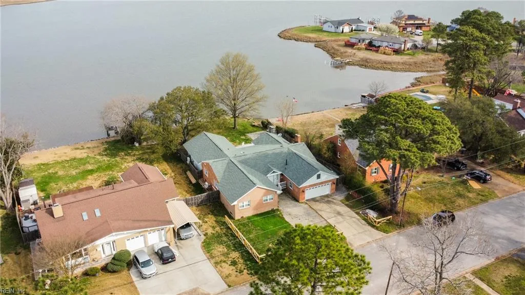 14 Eagle Point RD, HAMPTON VA 23669
