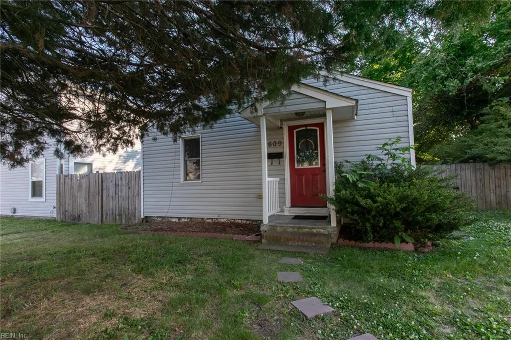 609 Allen ST, HAMPTON VA 23669