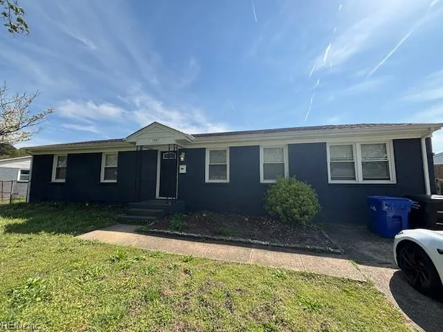 1207 Carrington Cres S, Portsmouth — photo