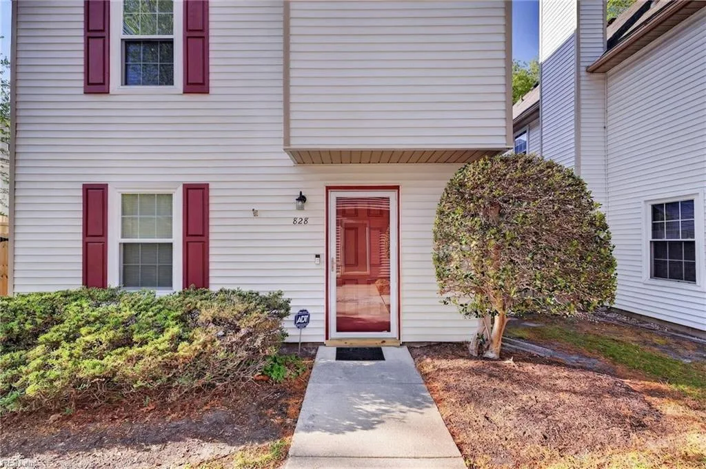 828 Gas Light LN, VIRGINIABEACH VA 23462