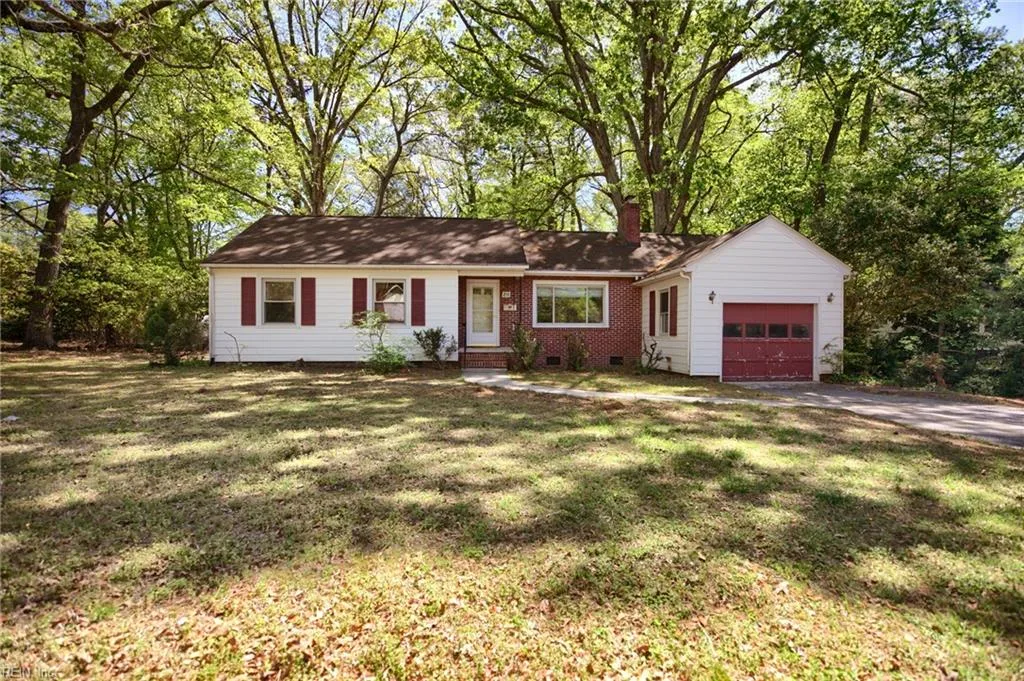 211 Shoe LN, NEWPORTNEWS VA 23606