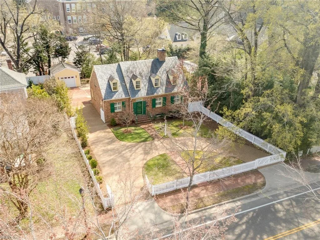 321 Henry St N, Williamsburg — photo