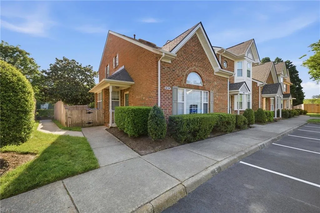 834 W Lake CIR, CHESAPEAKE VA 23322