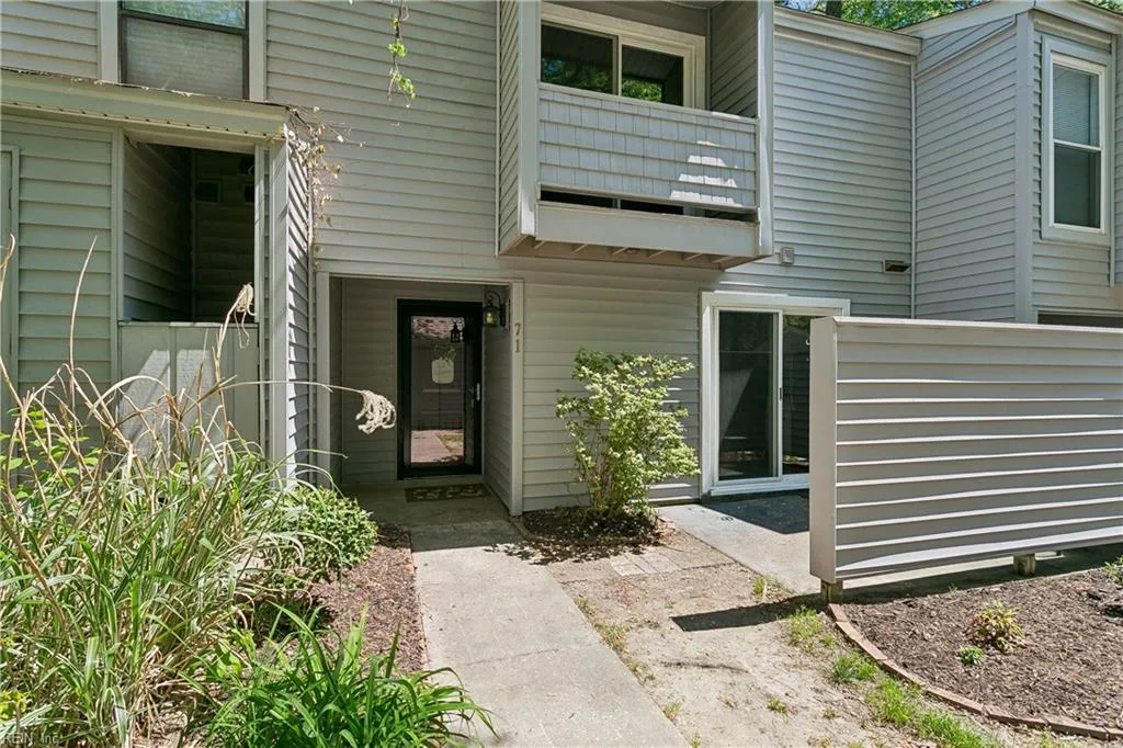71 Summer None E, Williamsburg — photo