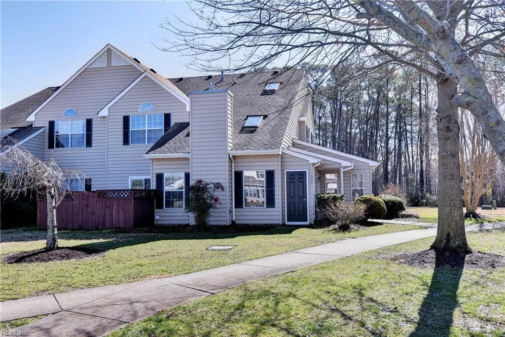 303 Hamlet Ct, Yorktown — photo