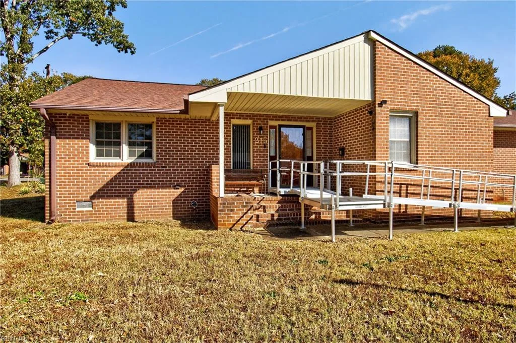 215 Woodbury Forrest DR, HAMPTON VA 23666