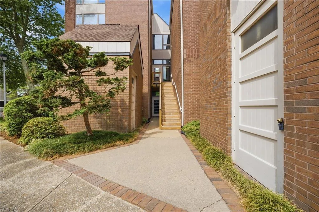 696 Mowbray Arch #560, Norfolk — photo