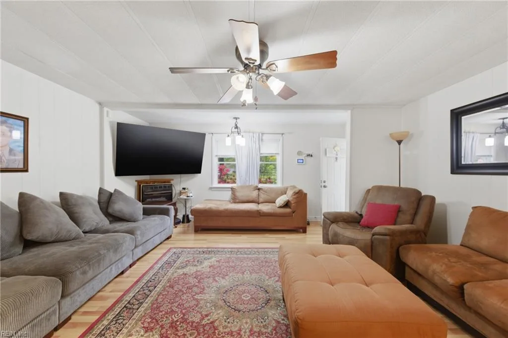 9788 Woods Cross Rd, Gloucester — photo