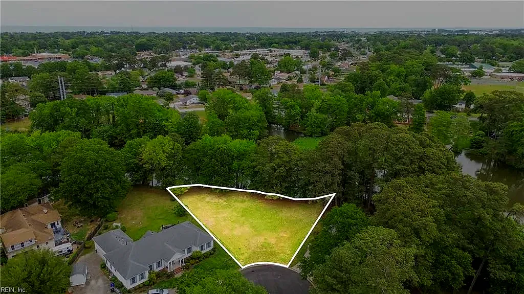2035 Foxs Lair Trl, Norfolk — photo