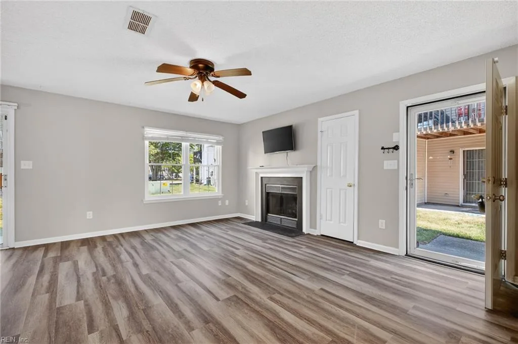 9 Inlandview Dr #A, Hampton — photo
