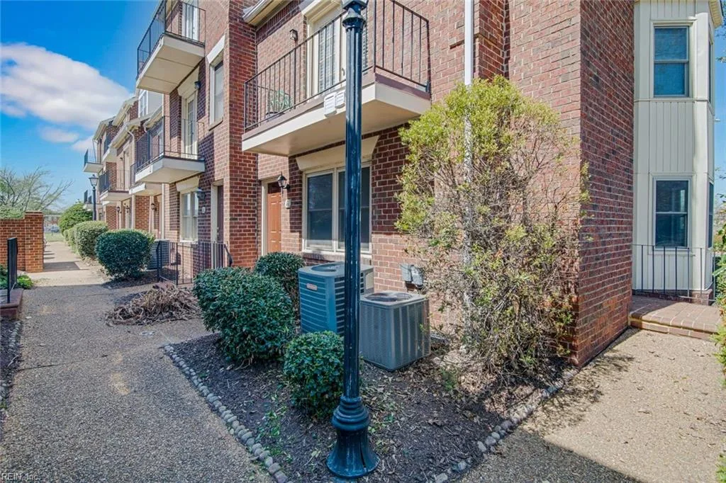 16 ACADEMY LN, HAMPTON VA 23669