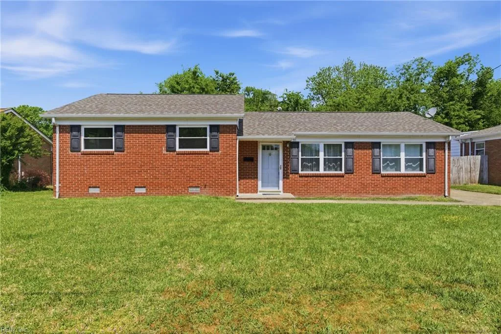 51 Longwood DR, HAMPTON VA 23669