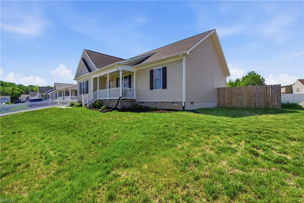 330 Pinecliffe Dr, Colonial Heights — photo