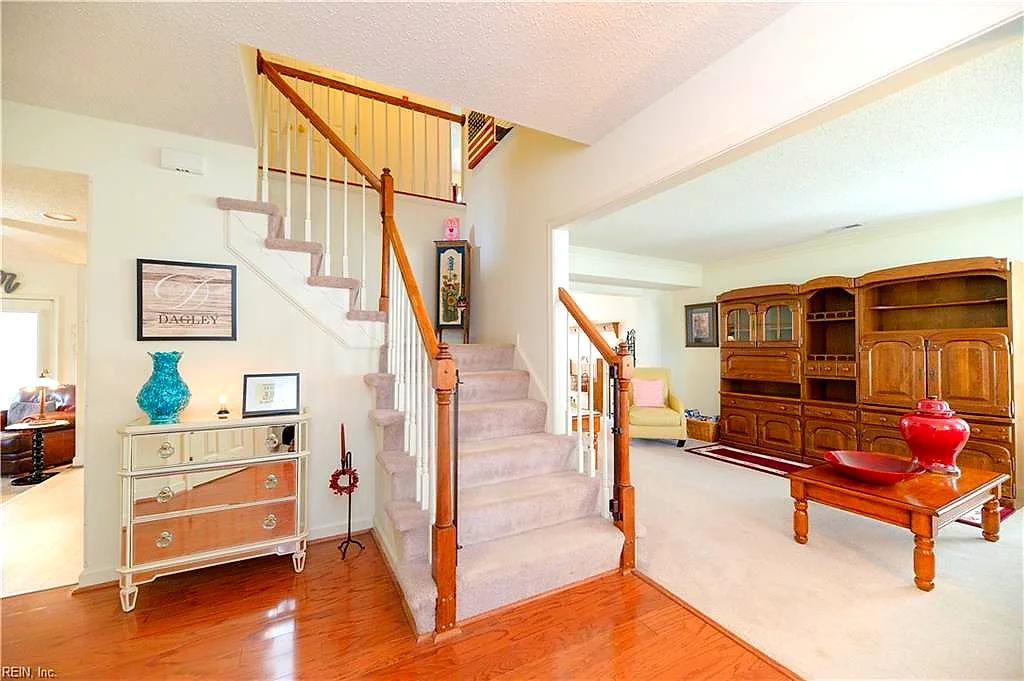 1 Paquette Ct, Hampton — photo