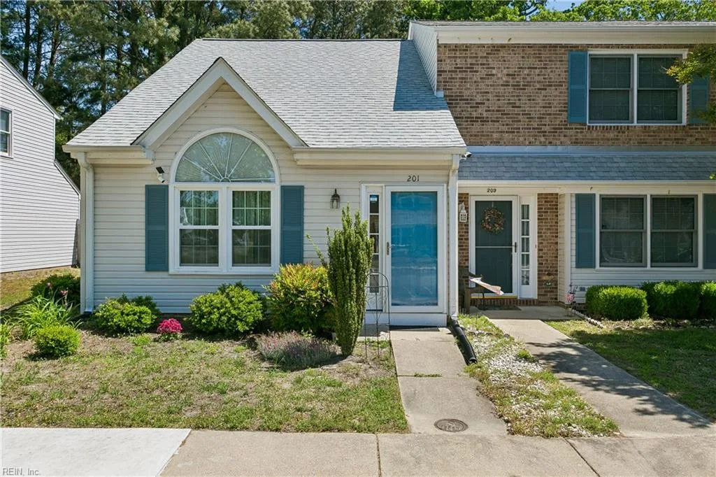 201 Crestwood Ct, Yorktown — photo