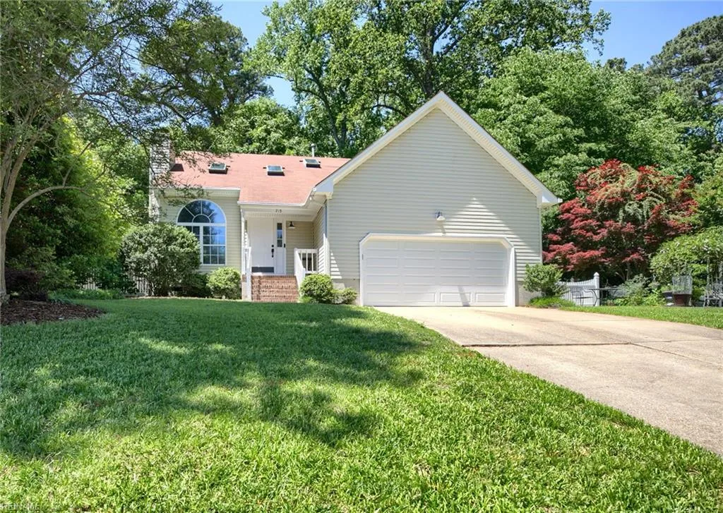 215 Amesbury LN, NEWPORTNEWS VA 23606