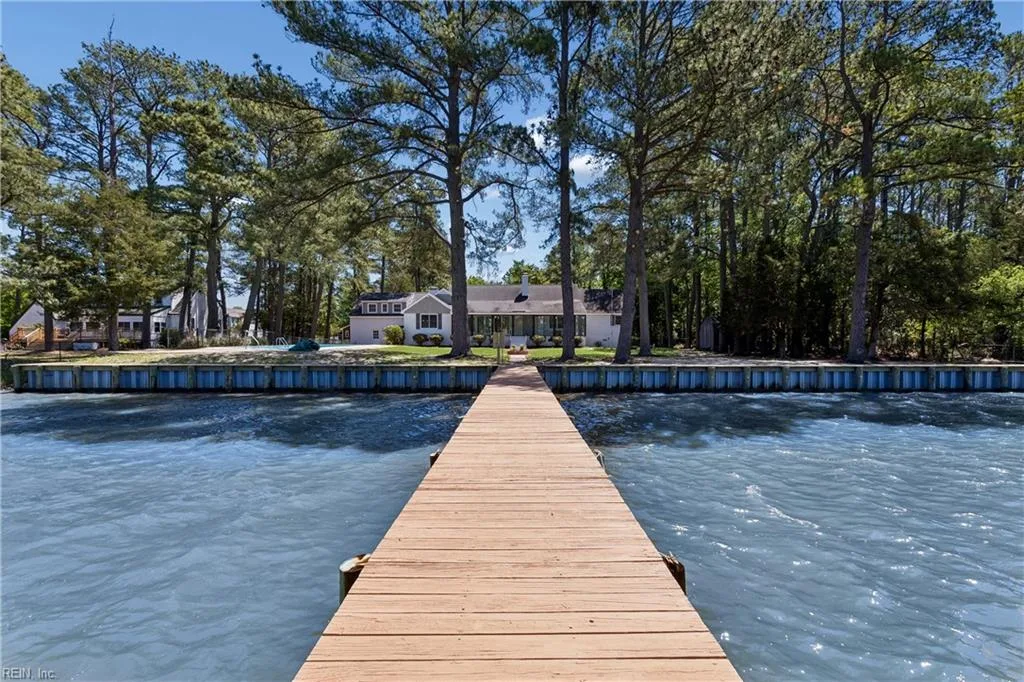 16 Pine LN, HAMPTON VA 23664