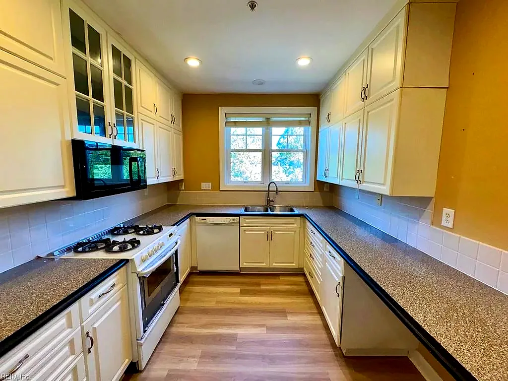 301 Brooke Ave #105, Norfolk — photo